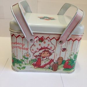 Vintage 80s Strawberry Shortcake tin w/ handles